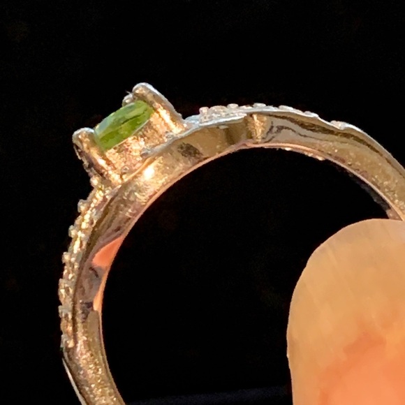 Natural Peridot Gemstone Ring with 925 Silver - Picture 4 of 9